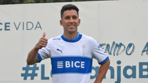 Joaquín Torres posando con la camiseta de Universidad Católica.
