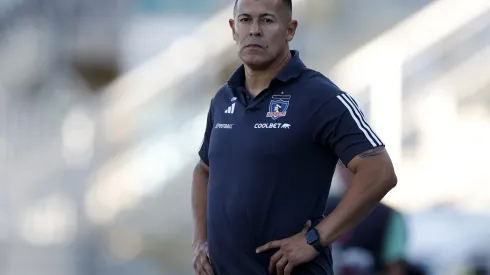 Entorno de Colo Colo critica polémica decisión del DT Jorge Almirón. (Foto: Andrés Pina/Photosport)