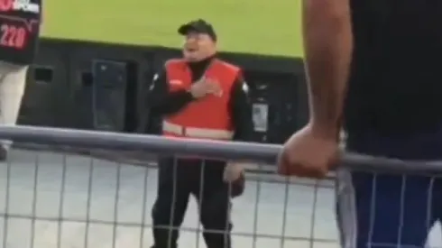 Guardia de seguridad se emociona tras cantar el himno de la U.
