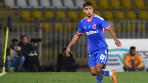 El defensor de la Universidad de Chile y su palo al hincha de Colo Colo
