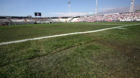 La cancha del Estadio Monumental sigue sin estar a la perfección. (Foto: Jonnathan Oyarzún/Photosport)
