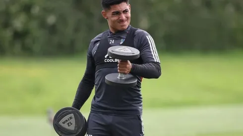 Jordhy Thompson se alista para su debut en Rusia. (Foto: Colo Colo)
