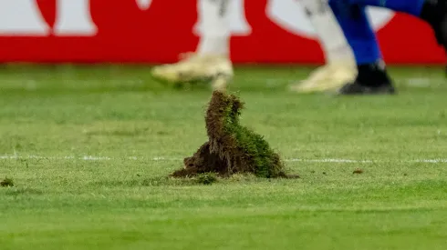 El campo de juego del estado Monumental no presentó su mejor versión. (Foto: Guille Salazar)
