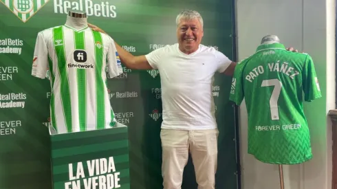 Patricio Yáñez recibió a los hinchas del Real Betis en Chile en la Casa Estadio. (Foto: Bolavip)
