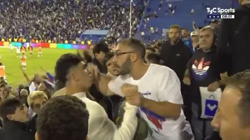Hijos de Gustavo Quinteros terminaron a los empujones con hinchas de Vélez.
