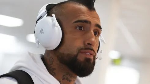 Arturo Vidal vio desde las tribunas el partido entre Colo Colo y Sportivo Trinidense. (Foto: Colo Colo)
