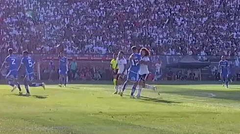 El VAR interpreta que no había jugada de Maximiliano Falcón en contacto con el brazo a Fabián Hormazábal. (Foto: Campeonato Chileno)
