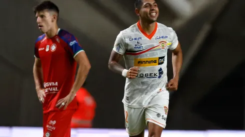 Bayron Monroy marcó los dos tantos del triunfo de Cobreloa ante Unión La Calera. (Foto: Photosport)
