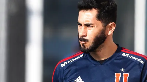 Johnny Herrera resalta a futbolista de la U. (Foto: Photosport)