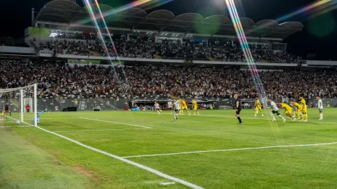 En Colo Colo trabajan contra el tiempo para reparar la cancha del Estadio Monumental. (Foto: Guillermo Salazar)
