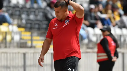 Jorge Almirón recibe castigo por insulto a cuarto árbitro. (Foto: Alejandro Pizarro Ubilla/Photosport)
