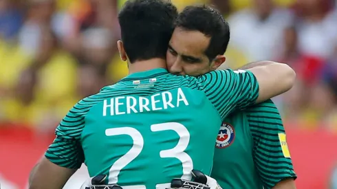 Johnny Herrera defiende a Claudio Bravo (Foto: Photosport)
