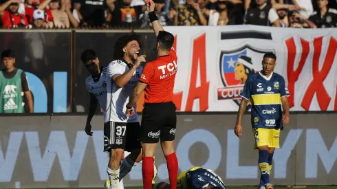 Maximiliano Falcón vio la tarjeta roja en el Colo Colo vs Everton. (Foto: Dragomir Yankovic/Photosport)
