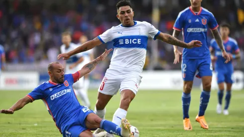 Marcelo Díaz sorprendió a alcalde hincha de la UC regalándole una camiseta de la U.
