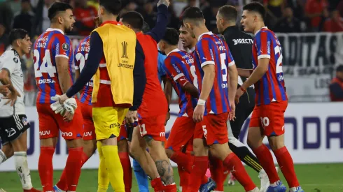 Cerro Porteño reclama error arbitral en encuentro ante Colo Colo. (Foto: Photosport)
