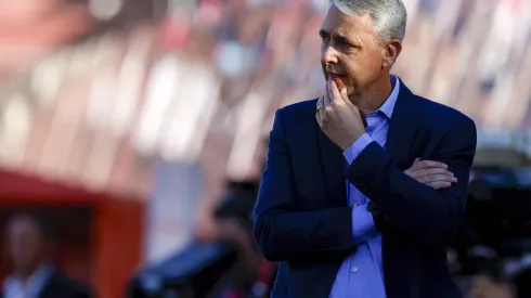 Tiago Nunes criticó el estado de la cancha del Estadio Santa Laura.