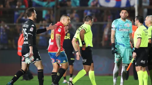 EMILIANO VECCHIO acusa al árbitro de haber reconocido un penal en su contra.
