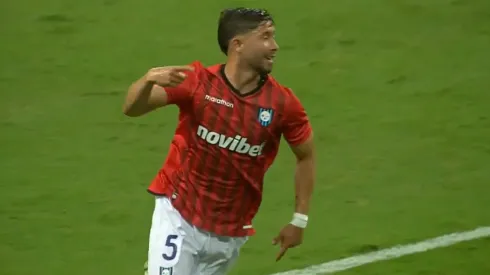 Felipe Loyola marca el 1-0 parcial para Huachipato ante Gremio en la Copa Libertadores.
