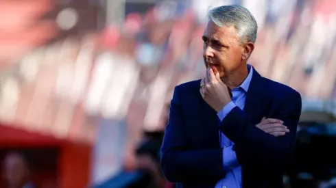 El entrenador de la Universidad Católica y sus dos grandes quejas sobre el fútbol chileno
