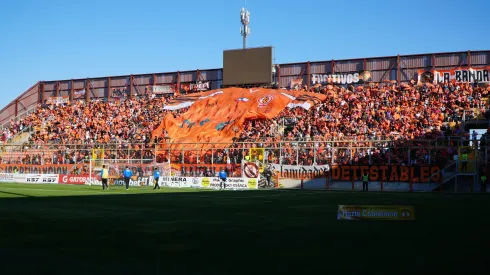 En Calama calientan la previa del clásico entre Cobreloa y Colo Colo. (Foto: Pedro Tapia/Photosport)
