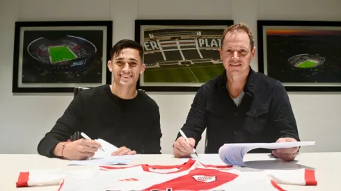 Pablo Solari firmó una renovación contractual con River Plate. (Foto: @RiverPlate)
