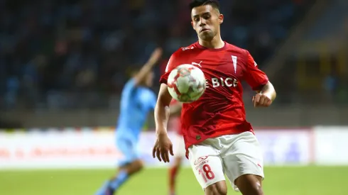 Alexander Aravena se puede perder el clásico. (Foto: Photosport)
