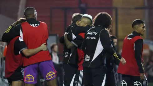 Plantel de Colo Colo tuvo una caótica salida del Estadio Santa Laura. (Foto: Dragomir Yankovic/Photosport)
