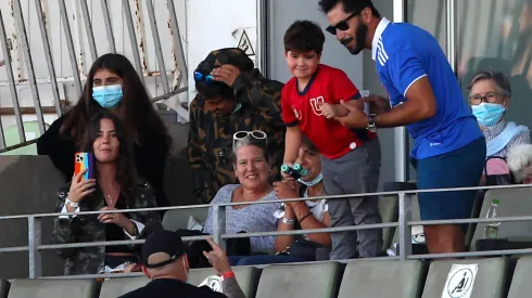 Johnny Herrera se emociona por notable gesto para él y su hijo.
