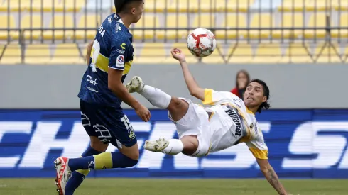 Luciano Cabral deleita con golazo en la fecha 10 del Campeonato Nacional 2024. (Foto: Photosport)
