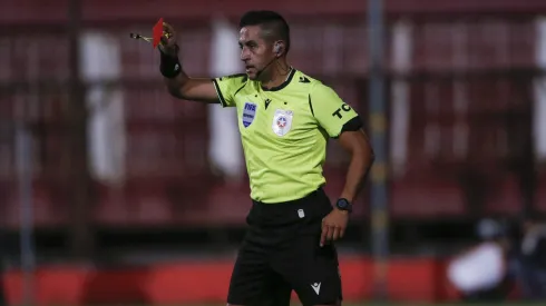 Apuntan al árbitro Francisco Gilabert en el triunfo de Universidad Católica vs Unión Española. (Foto: Marcelo Hernández/Photosport)
