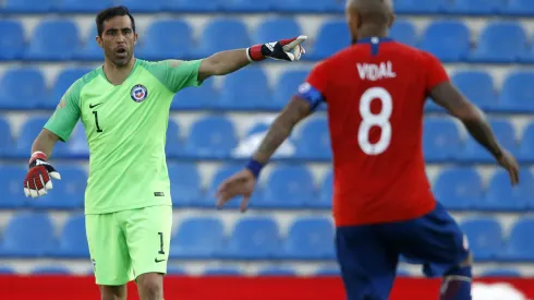 Claudio Bravo pone a Arturo Vidal de ejemplo para explicar por qué no quiere volver a Chile.

