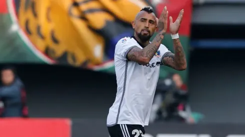 Vidal le prestó el hombro a criticado jugador albo.