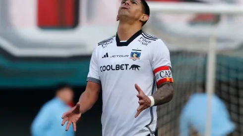 Esteban Pavez calienta la previa en Colo Colo vs Alianza Lima. (Foto: Dragomir Yankovic/Photosport)
