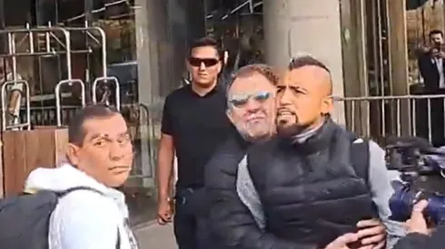 Arturo Vidal se enojó con un hincha en Perú.
