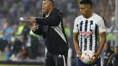 Jorge Almirón es responsabilziado por el empate de Colo Colo en Lima. (Foto: Violeta Ayasta/Photosport)
