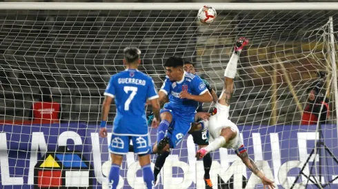 Fernando Zampedri le anotó un golazo a la U.<br />
(Foto: Jonnathan Oyarzun/Photosport).
