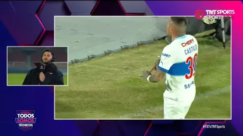 Johnny Herrera reacciona a los vulgares gestos que hizo Nicolás Castillo a los hinchas de la U. (Foto: TNT Sports)
