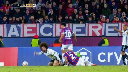 Maximiliano Falcón recibe dura falta de Alan Benítez. (Foto: Photosport)