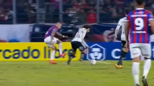 Maximiliano Falcón recibió una grave entrada del paraguayo Alan Benítez. (Foto: Captura)