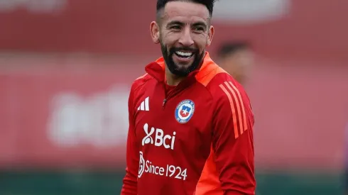 Mauricio Isla encabezó el arribo de seleccionados a La Roja.
