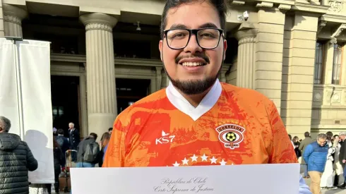 Hincha de Cobreloa viste la camiseta naranja en importante día. (Foto: nacholopezled, X)
