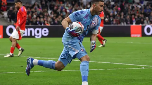 Claudio Bravo bromea sobre su futuro en el fútbol.
