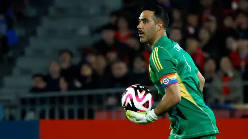 Claudio Bravo habla en el día después de su molestia física 
