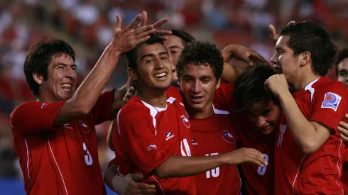 Jugó con Arturo Vidal y compañía en La Roja, pero tuvo que vender completos por crisis.
