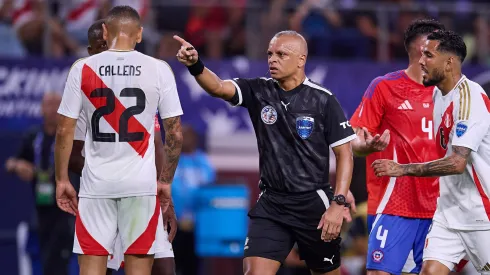 Ricardo Gareca critica duramente al árbitro del partido entre Chile y Perú.
