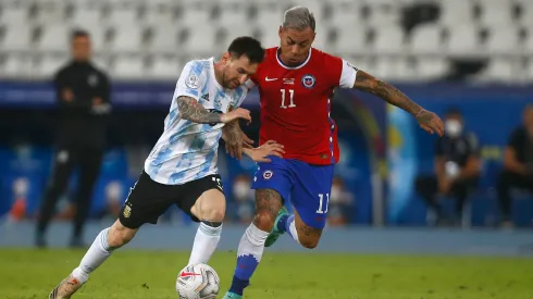 Messi y Vargas luchan por la pelota.
