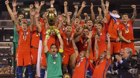 Hinchas de La Roja le dedicaron un lienzo a Argentina.
