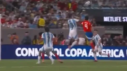 Cuti Romero goleó a Víctor Dávila, pero el árbitro no cobró nada. 

