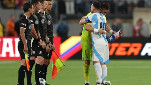 Claudio Bravo evitó hablar del arbitraje tras la caída de La Roja.
