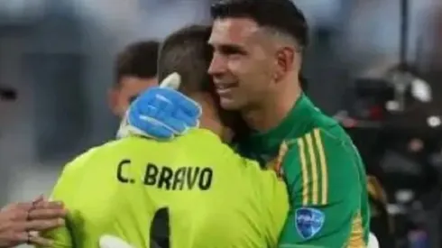 Dibu Martínez se rinde ante Claudio Bravo
